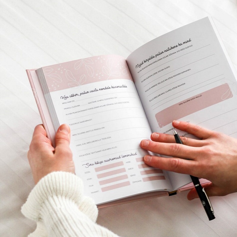 Lõbus ja kaasaegne täidetav sõbrapäevik – küsimused, harjutused ja mälestused.