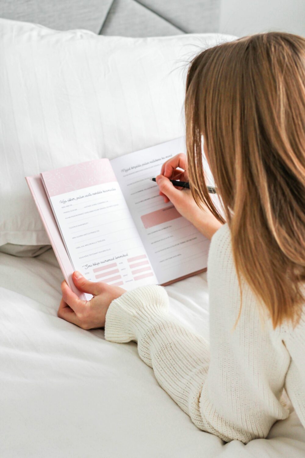 Lõbus ja kaasaegne täidetav sõbrapäevik – küsimused, harjutused ja mälestused.