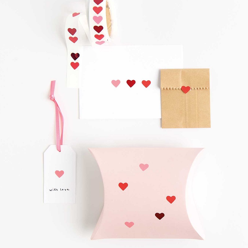 Südamekujulised kleepsud – 80 tk erinevate värvitoonidega rullpakendis.