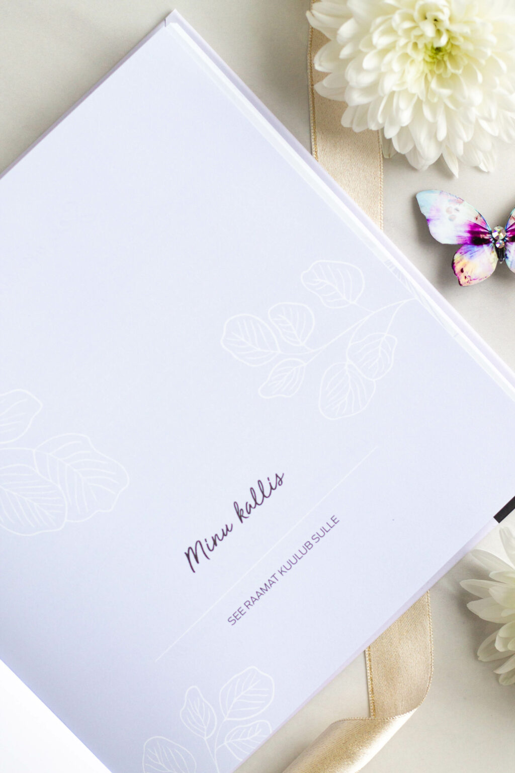 Mälestusteraamat üle 100 küsimusega vanavanema eluloo jäädvustamiseks - väärtuslik kingiidee vanaemale ja vanaisale