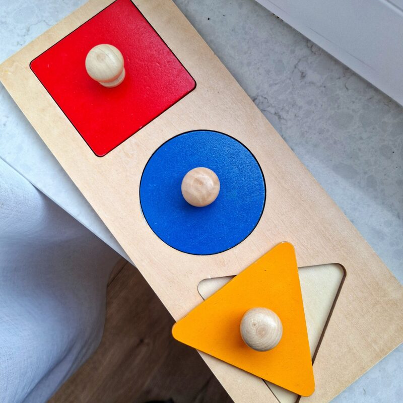 Kolme kujundiga nupupusle - ruut, ring, kolmnurk