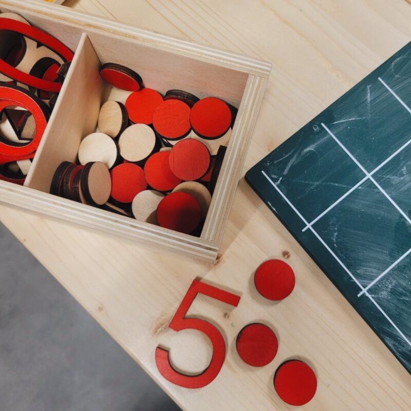 Numbriplaadid, loendurid ja numbrid karbiga