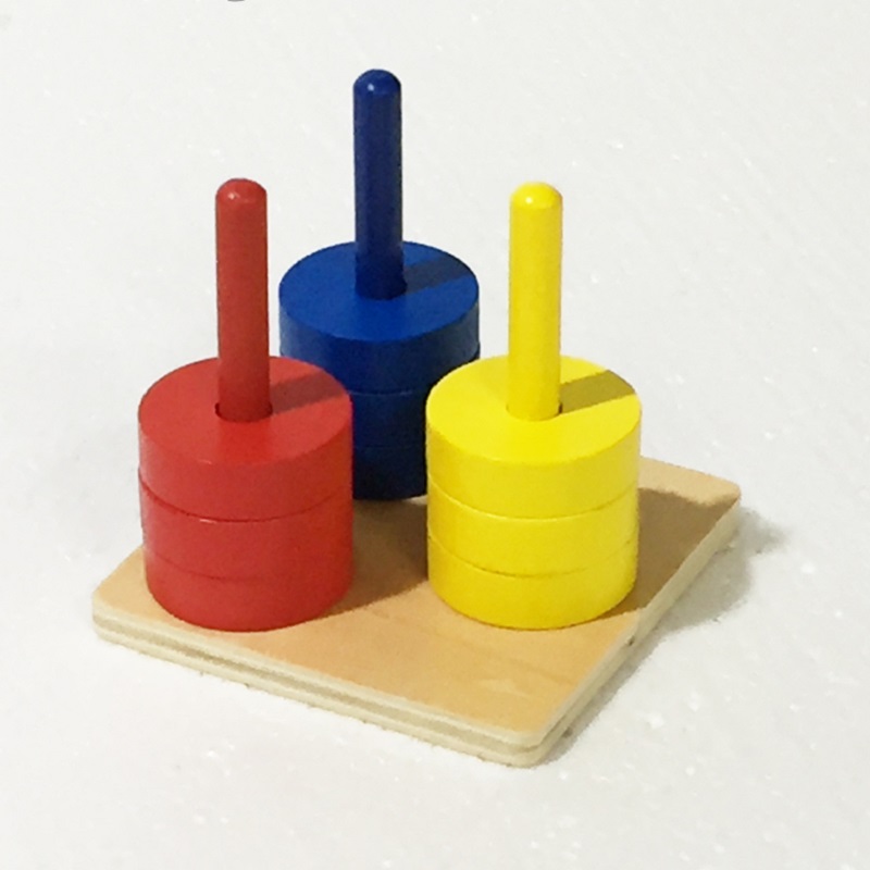 Montessori põhivärvustes vertikaalne lükkimispulk – ideaalne lapse peenmotoorika ja käe-silma koordinatsiooni arendamiseks