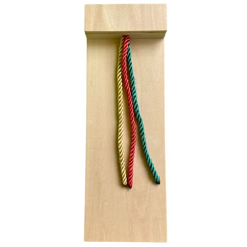 Puidust montessori punumismäng kolme erinevat värvi nööriga