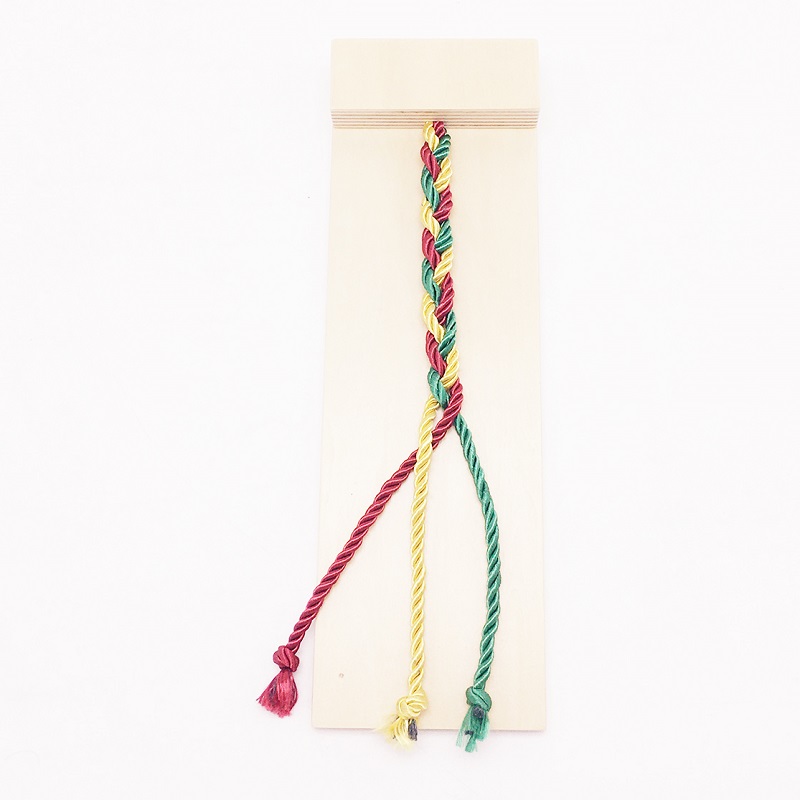 Puidust montessori punumismäng kolme erinevat värvi nööriga