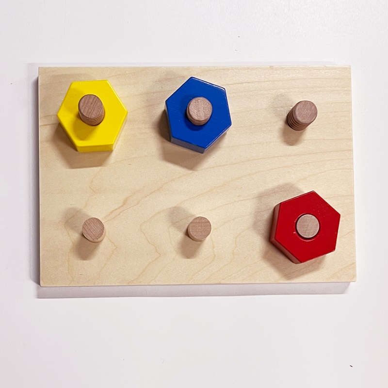 Tooteinfo: Komplektis: Puidust tööalus mutrite ja poltidega töötamiseks Arendab: Värvide eristamist Käe ja sõrmede osavust Näpitsahaaret, mis on oluline pliiatsi hoidmise oskuse kujundamisel Materjal: Puit Puhastamine: Puhastada kergelt niiske lapiga, vältida otsest veega kokkupuudet. Ettevaatust! Sisaldab väikeseid osi ja pakend tuleb eemaldada. Sobilik alates 3. eluaastast, palume kasutada ainult järelvalve all.