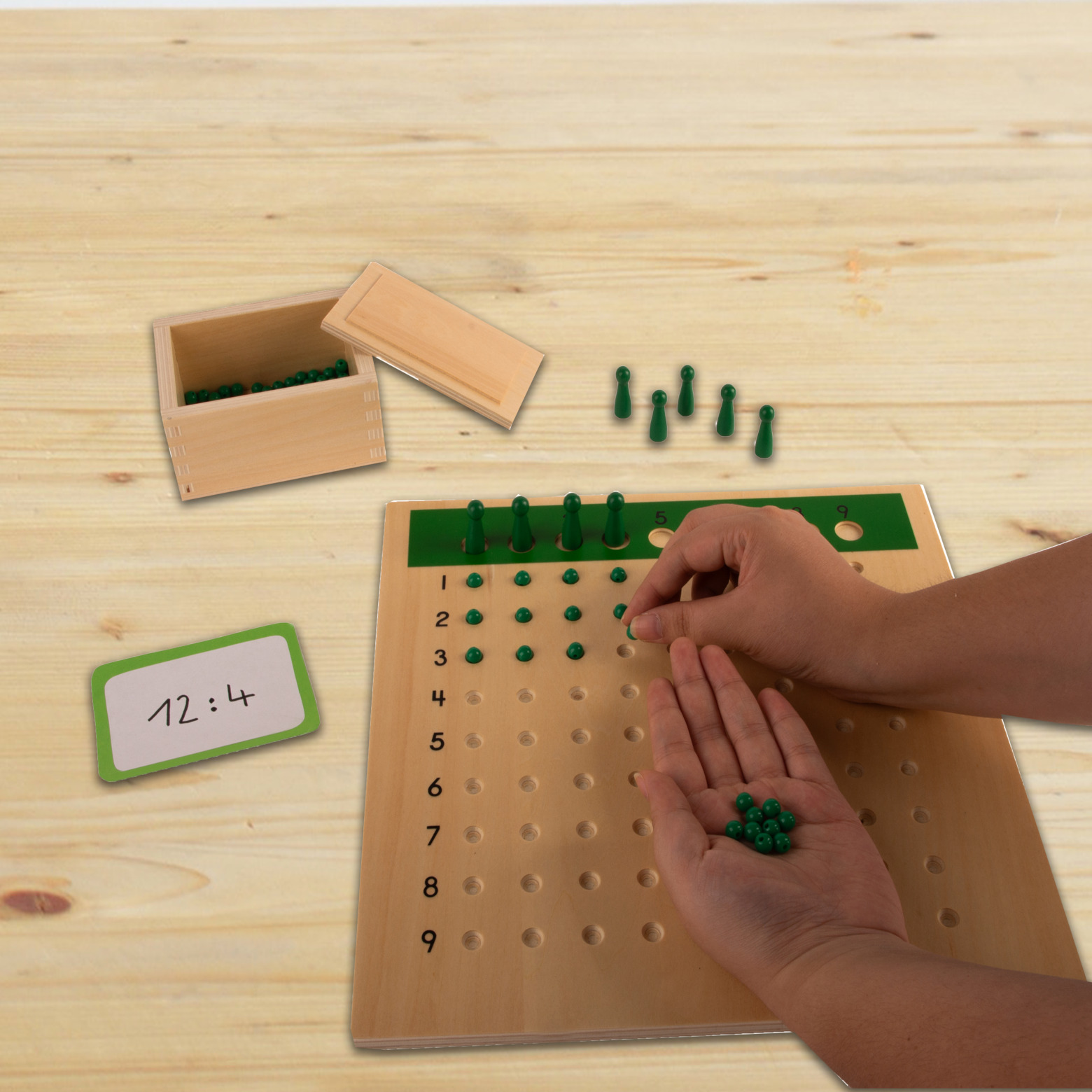 Montessori pedagoogika jagamistahvel matemaatika õppimiseks