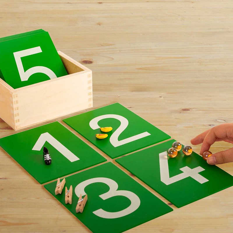 Montessori liivapaberiga numbrikaardid puidust karbis – numbrite õppimiseks läbi kompimise.
