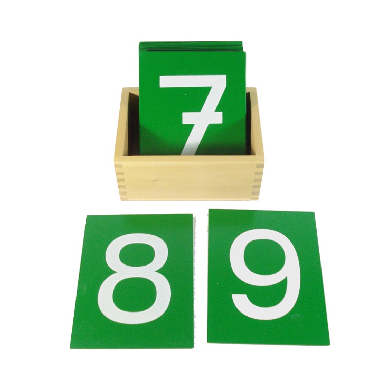 Montessori liivapaberiga numbrikaardid puidust karbis – numbrite õppimiseks läbi kompimise.