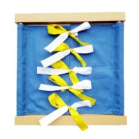 Montessori lipsuraam, riietumisraam lipsude tegemise õppimiseks.