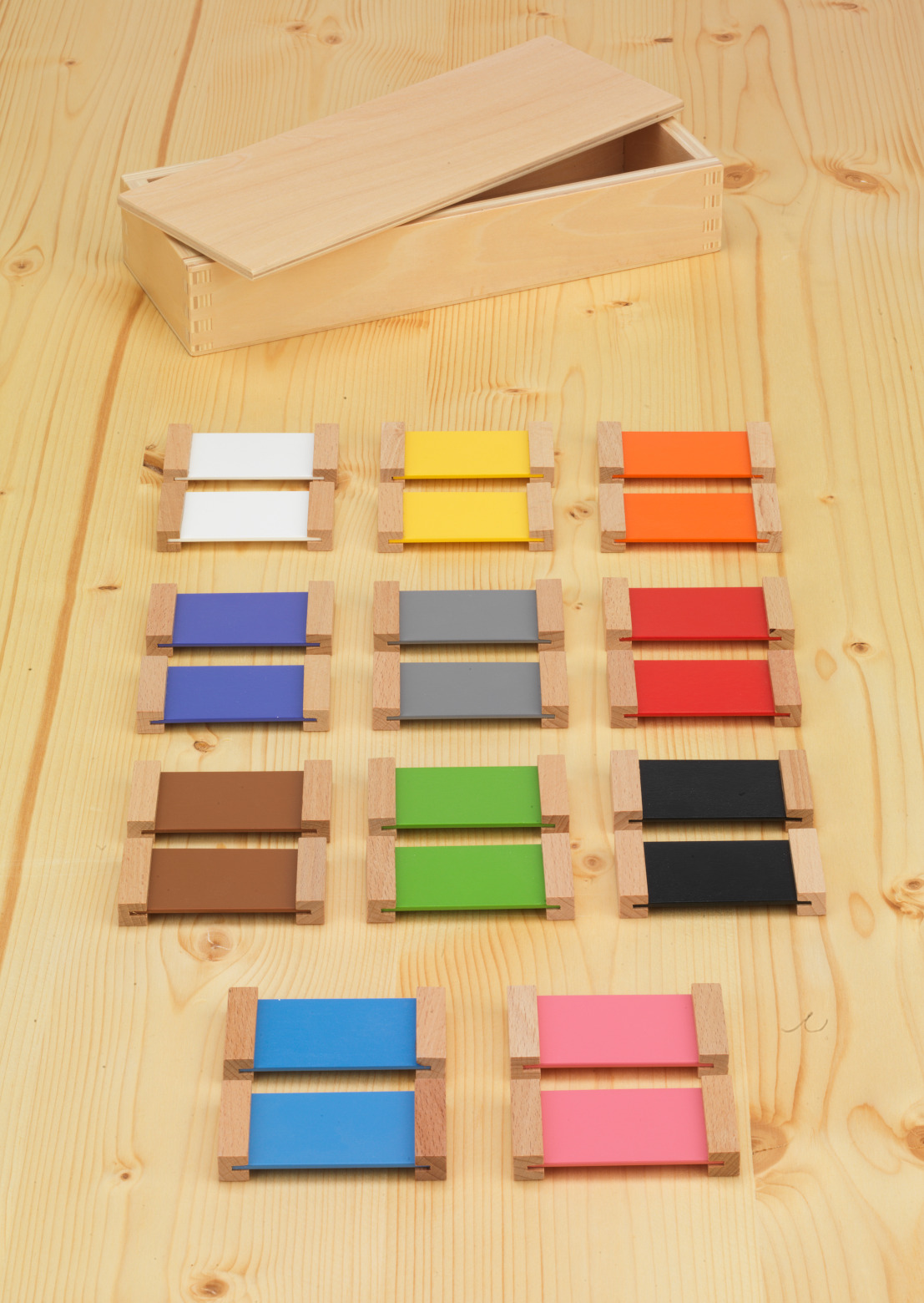 Montessori värvikarp 2 – sekundaarsete ja tertsiaarsete värvide õppimiseks ja eristamiseks.