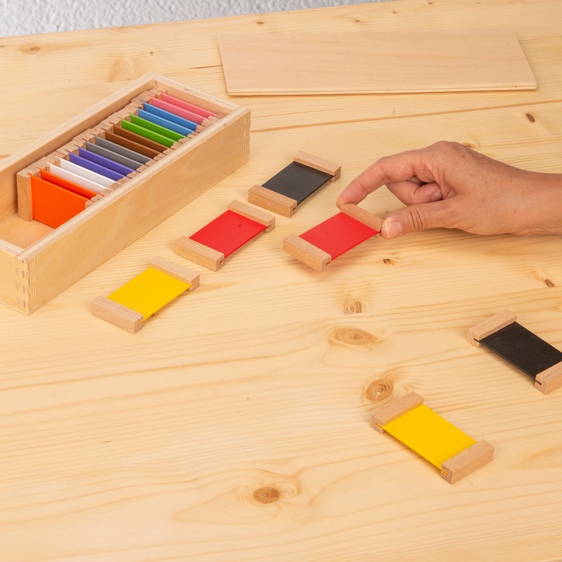 Montessori värvikarp 2 – sekundaarsete ja tertsiaarsete värvide õppimiseks ja eristamiseks.