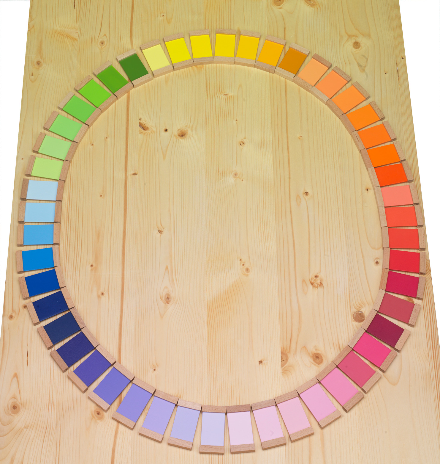 Montessori värvikarp 3 – värvitoonide järjestamise ja eristamise õppimiseks.