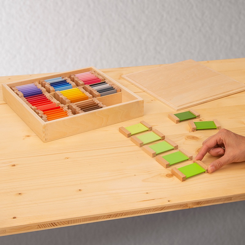 Montessori värvikarp 3 – värvitoonide järjestamise ja eristamise õppimiseks.