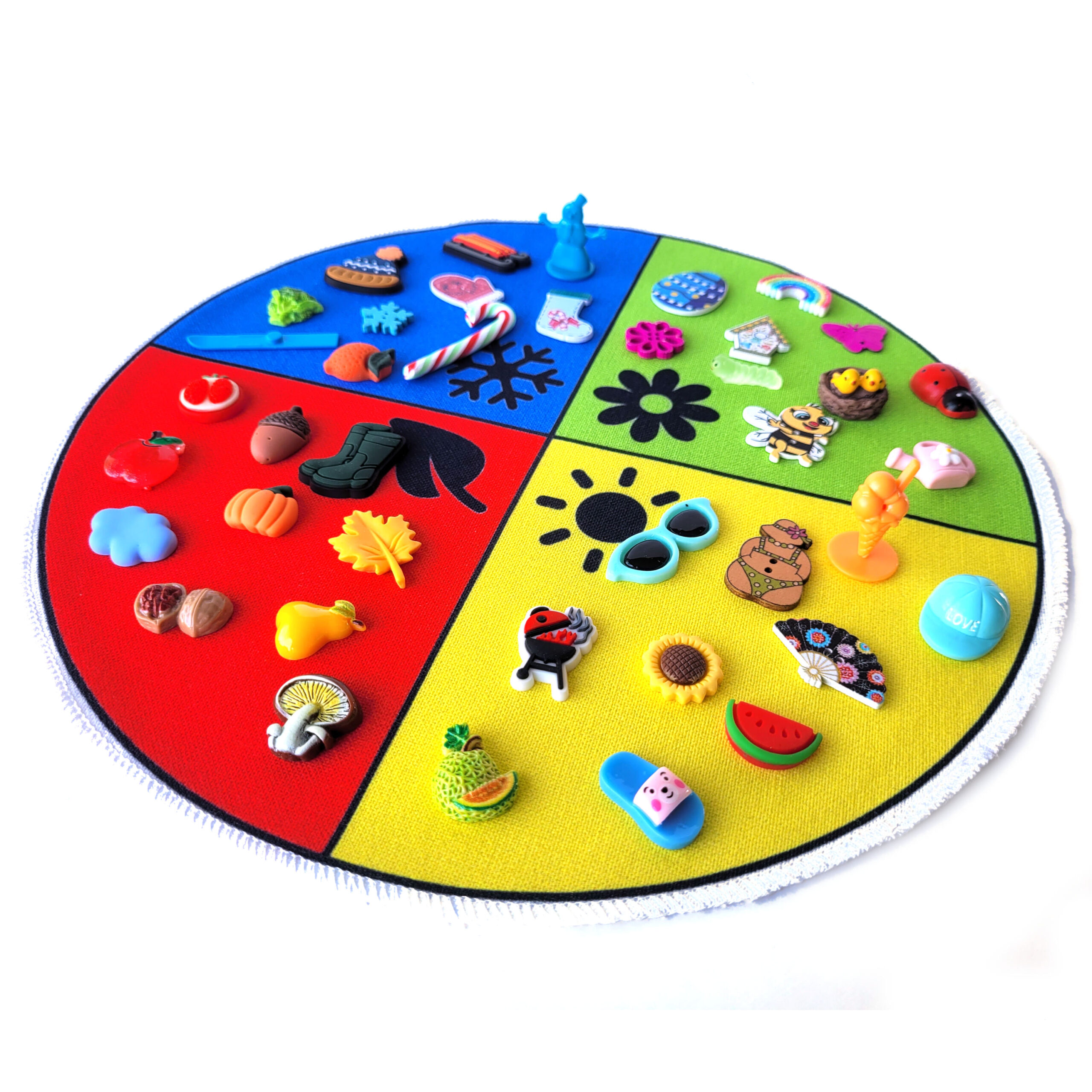 Aastaaegade sorteerimisratas ja miniatuursed mängufiguurid – hariv ja loov mängukomplekt lastele.