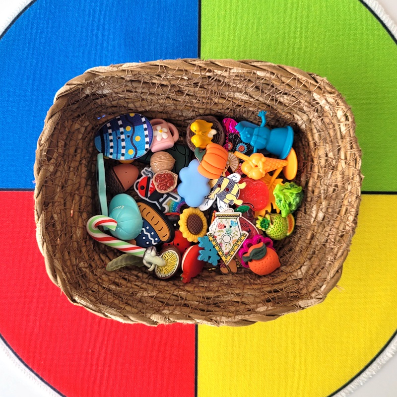 Aastaaegade sorteerimisratas ja miniatuursed mängufiguurid – hariv ja loov mängukomplekt lastele.