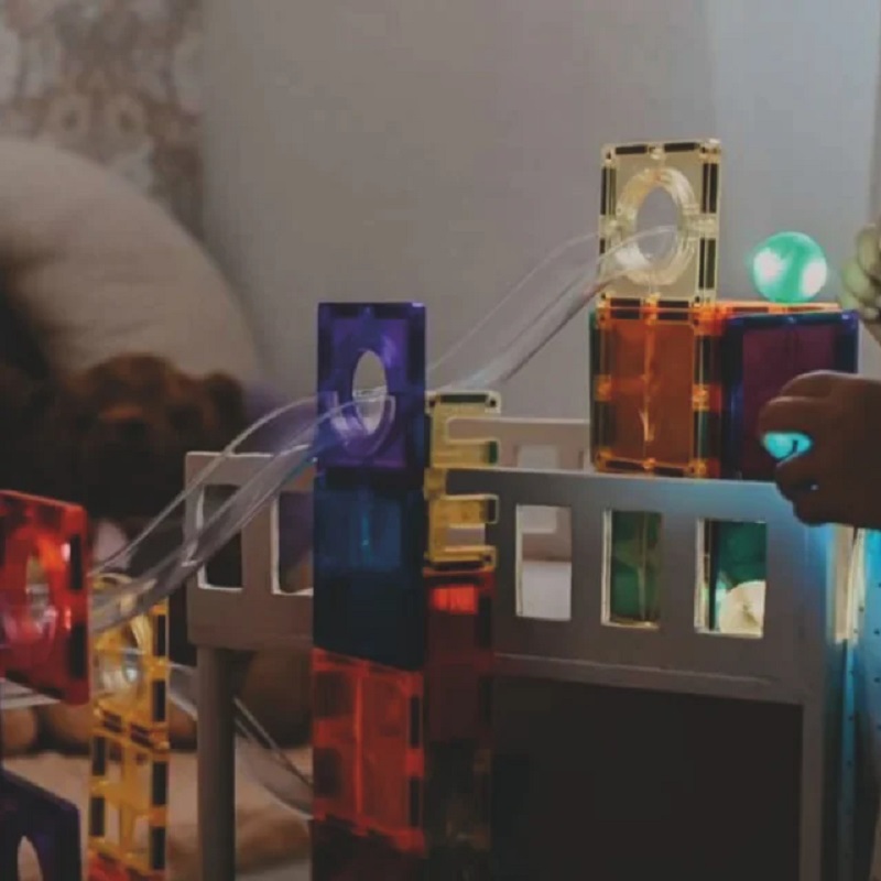 Helendavate pallidega magnetklotside pallirada.