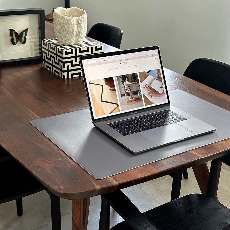 Mitmekülgne ja stiilne lauamatt, ideaalne kunstitegevusteks, söögilauale või tööpinnale.