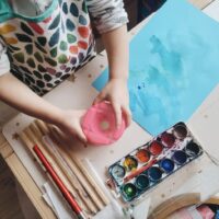 Puidust pliiatsi- ja pintslihoidja kunstivahend Montessori pedagoogikast