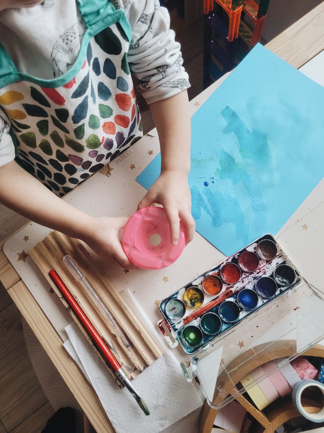 Puidust pliiatsi- ja pintslihoidja kunstivahend Montessori pedagoogikast