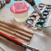 Puidust pliiatsi- ja pintslihoidja kunstivahend Montessori pedagoogikast