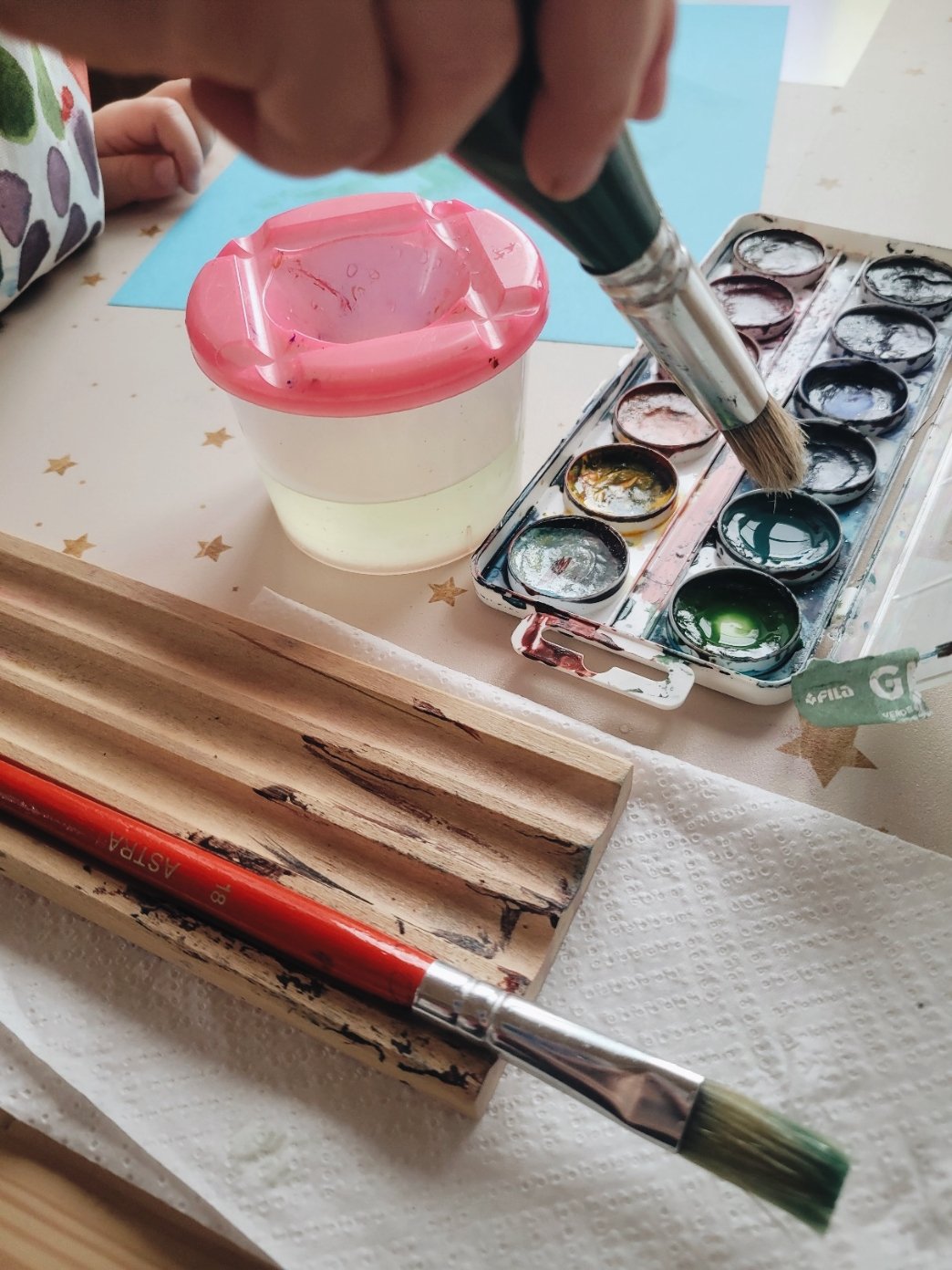 Puidust pliiatsi- ja pintslihoidja kunstivahend Montessori pedagoogikast