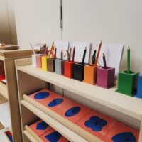 Värvilised Montessori pliiatsitopsid ja metallkujundid alusega