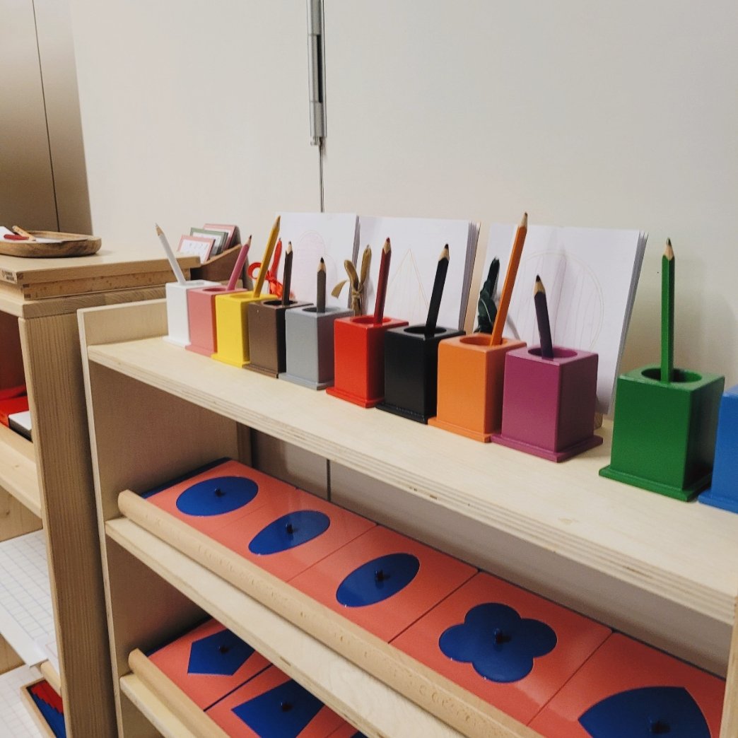 Värvilised Montessori pliiatsitopsid ja metallkujundid alusega