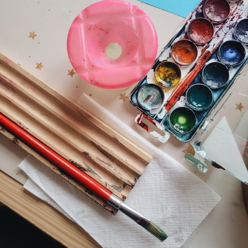 Puidust pliiatsi- ja pintslihoidja kunstivahend Montessori pedagoogikast