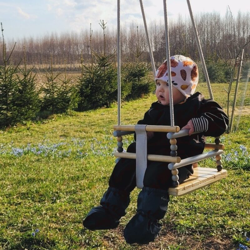 Puidust kiik väikelapsele