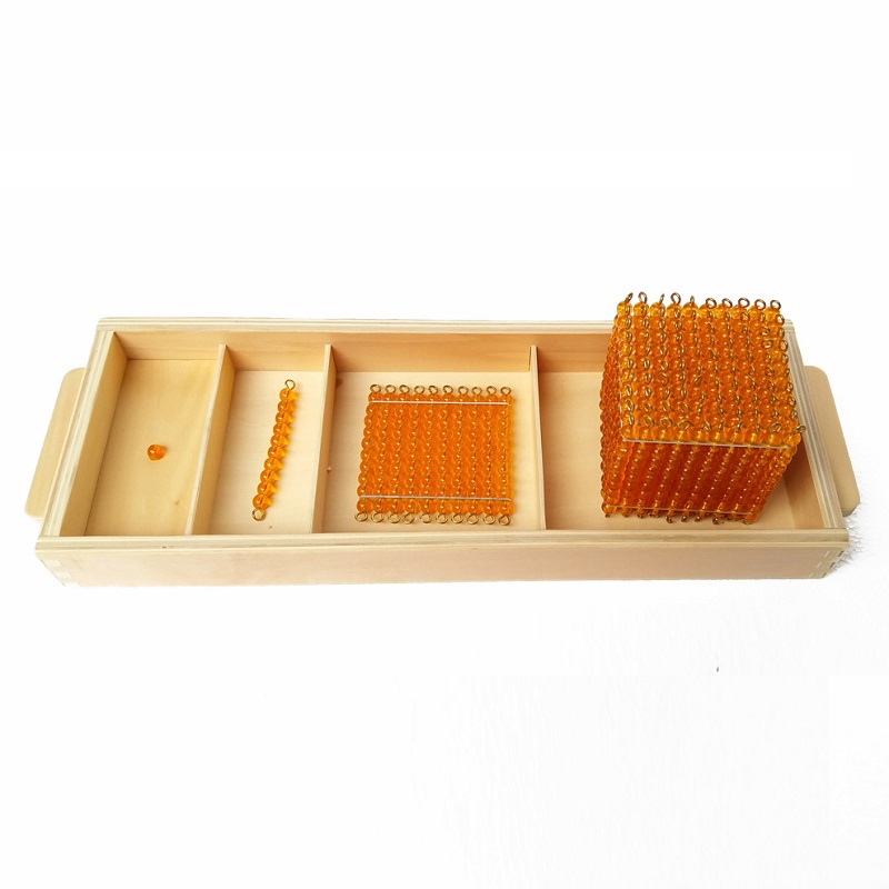 Montessori pedagoogika kümnendsüsteemi põhimõte kuldsete helmestega