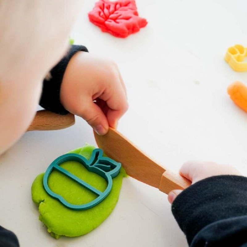 Lastele mõeldud puidust nuga voolimismassile ja pehmele määrdeainele