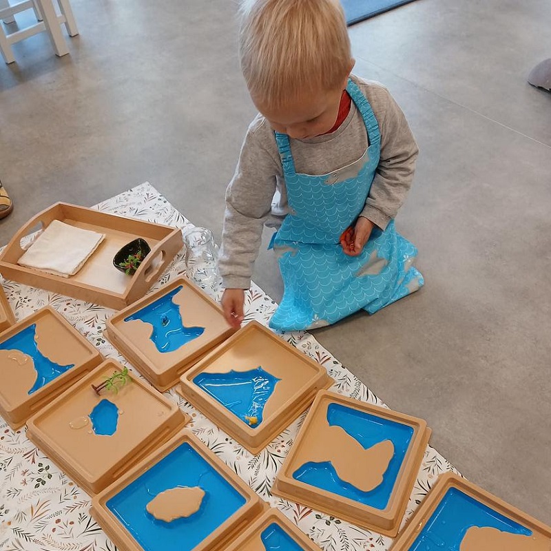 Vee ja maa pinnavormide õpetamiseks Montessori pedagoogikast tuntud kandikud.