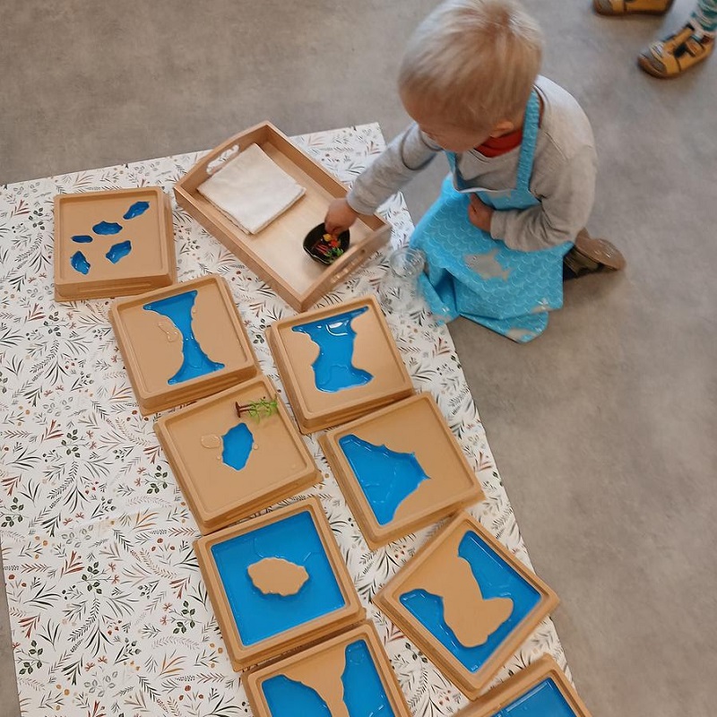 Vee ja maa pinnavormide õpetamiseks Montessori pedagoogikast tuntud kandikud.