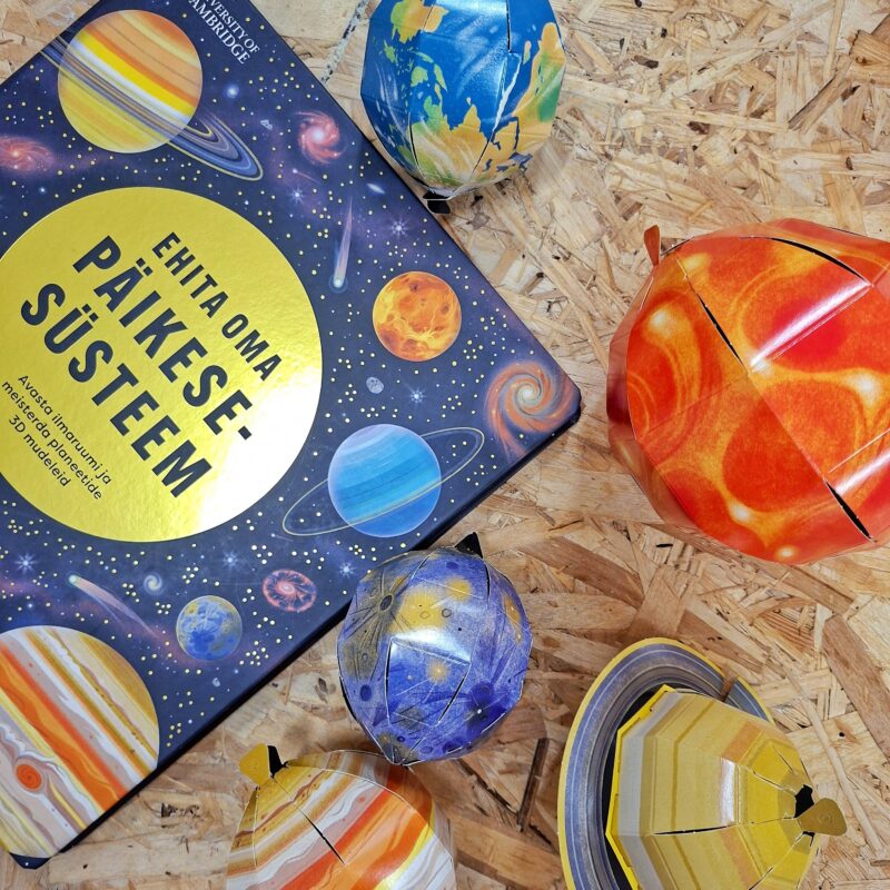 Raamat „Ehita oma päikesesüsteem“ ja 3D planeetide meisterdamiskomplekt