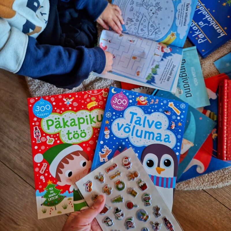 Kleepsude, töövihikute ja papist kujunditega tegeluskohver „Jõuluilu“