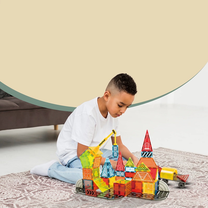 Magnetklotsid „Ehitusplatsil“ – 42-osaline komplekt kuhu kuuluvad autoalused, autorajad, kraanajupid, ehitusklotsid ja tugevad magnetklotsid