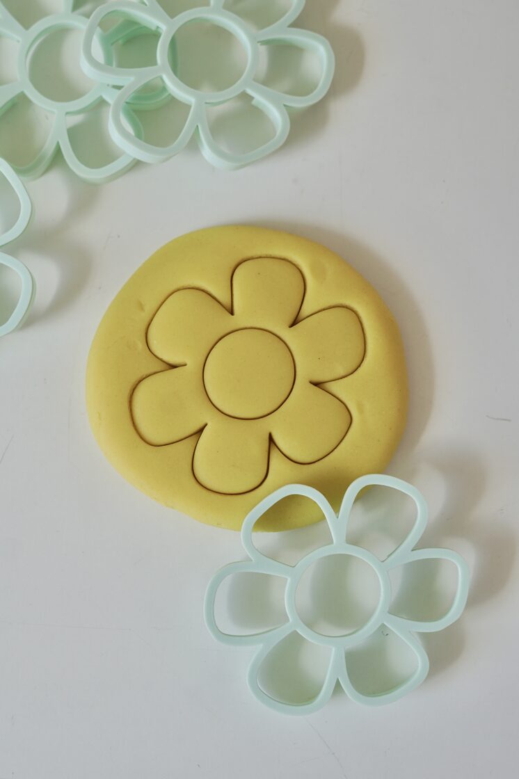 MĪCI kinkekomplekt lilled kolme loodusliku plastiliini ja rulli ja vormidega