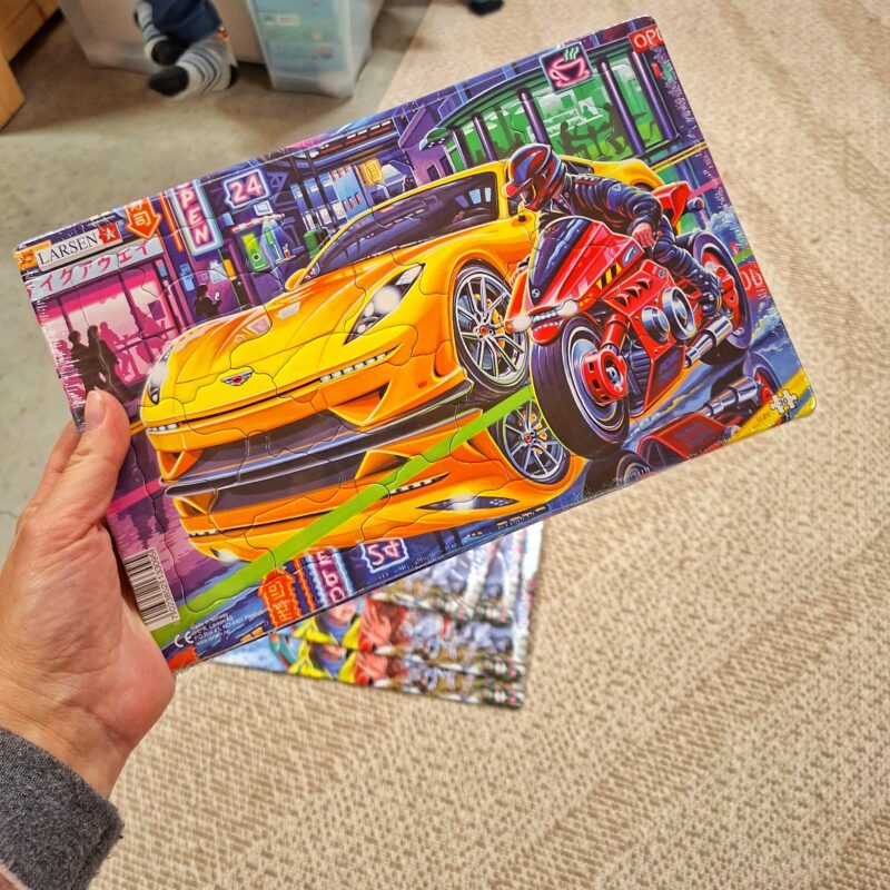 Sportauto ja tsikliga realistlik pusle