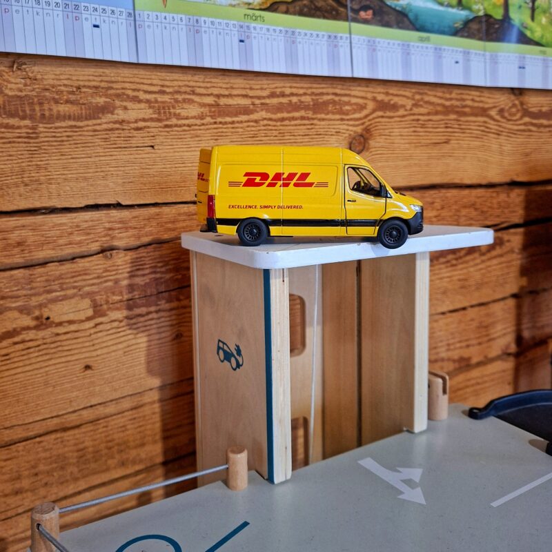 Tagasitõmmatav metallist mudelauto - DHL Mercedes Benz Sprinter kaubik