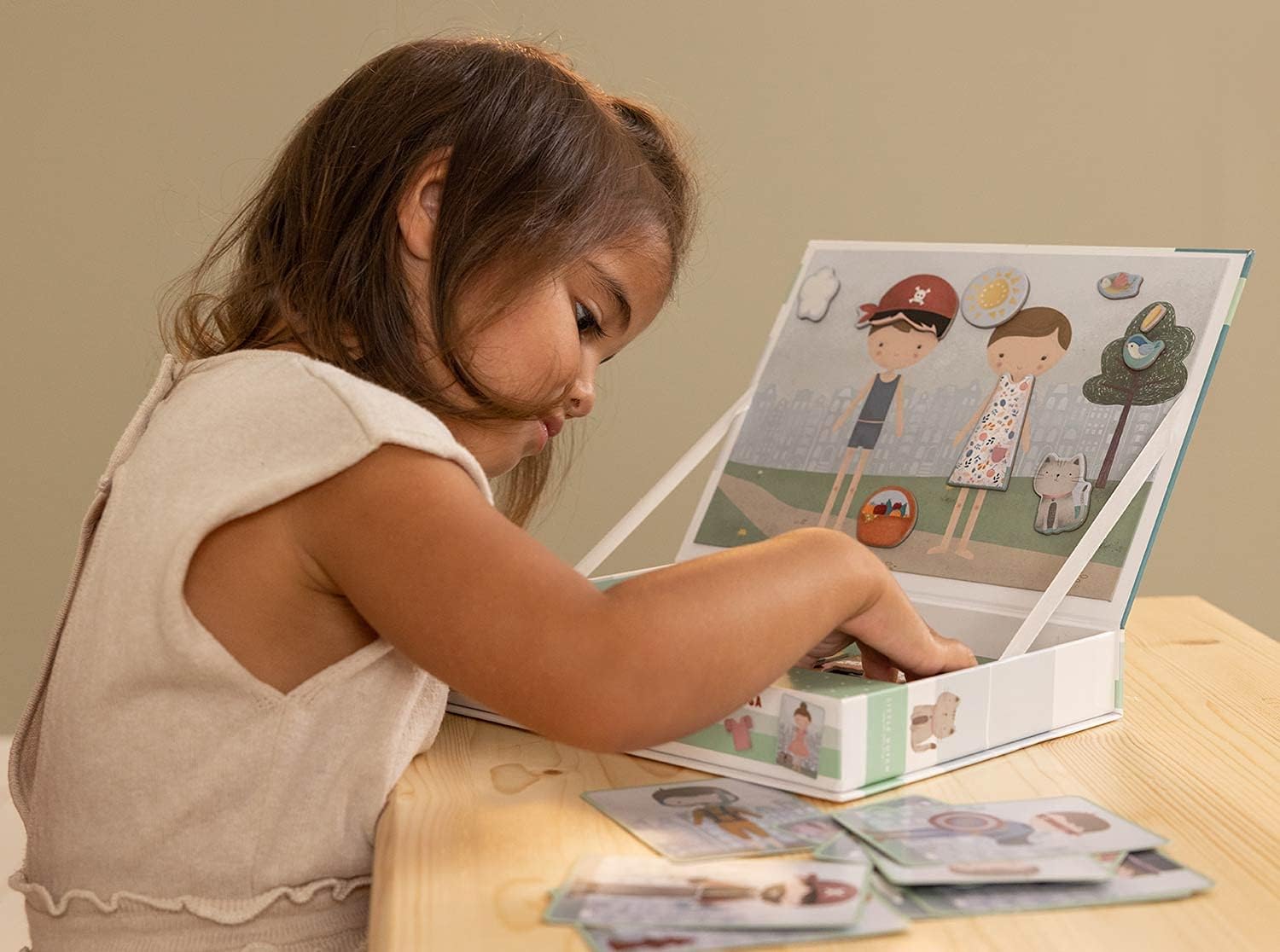 Little Dutch magnetkohver Jim & Rosa riietamismäng Magnetpusle Jim ja Rosa riietega – lastele Kaasaskantav magnetmäng, 80 magnetit ja riietuskaardid