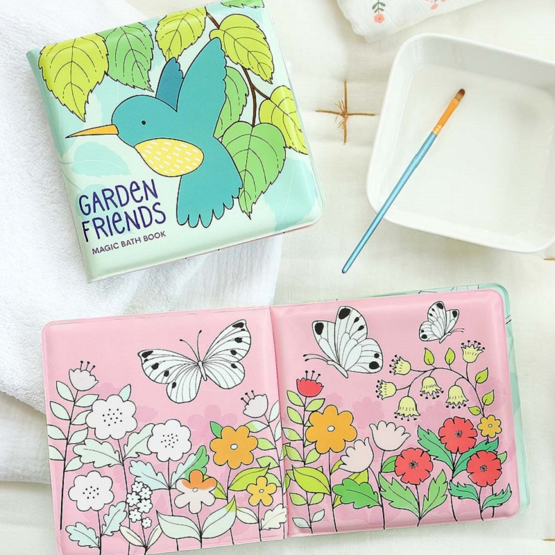 veekindel ja pehme A Little Lovely Company veega värvuv võluraamat ja vanniraamat