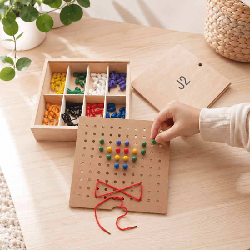 Puidust nöörimismäng ja mosaiigimäng värviliste nööride nuppude ja tööplaadiga