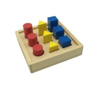 Puidust kujundite ja värvide klotside sorteerimismäng Montessori stiilis