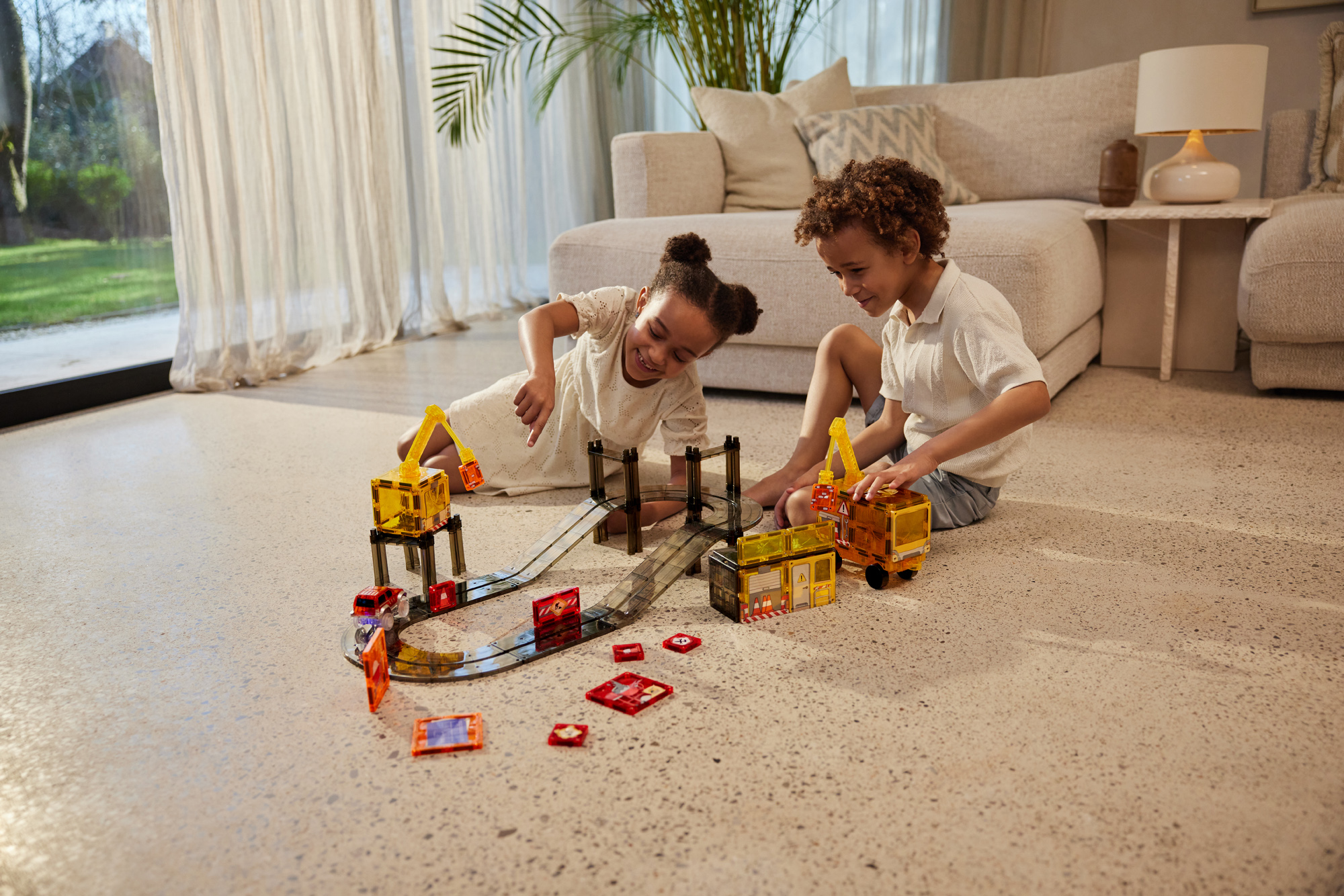 Cleverclixx Construction Builder magnetklotsid ehitusplatsi ja autorajaga 48 osa