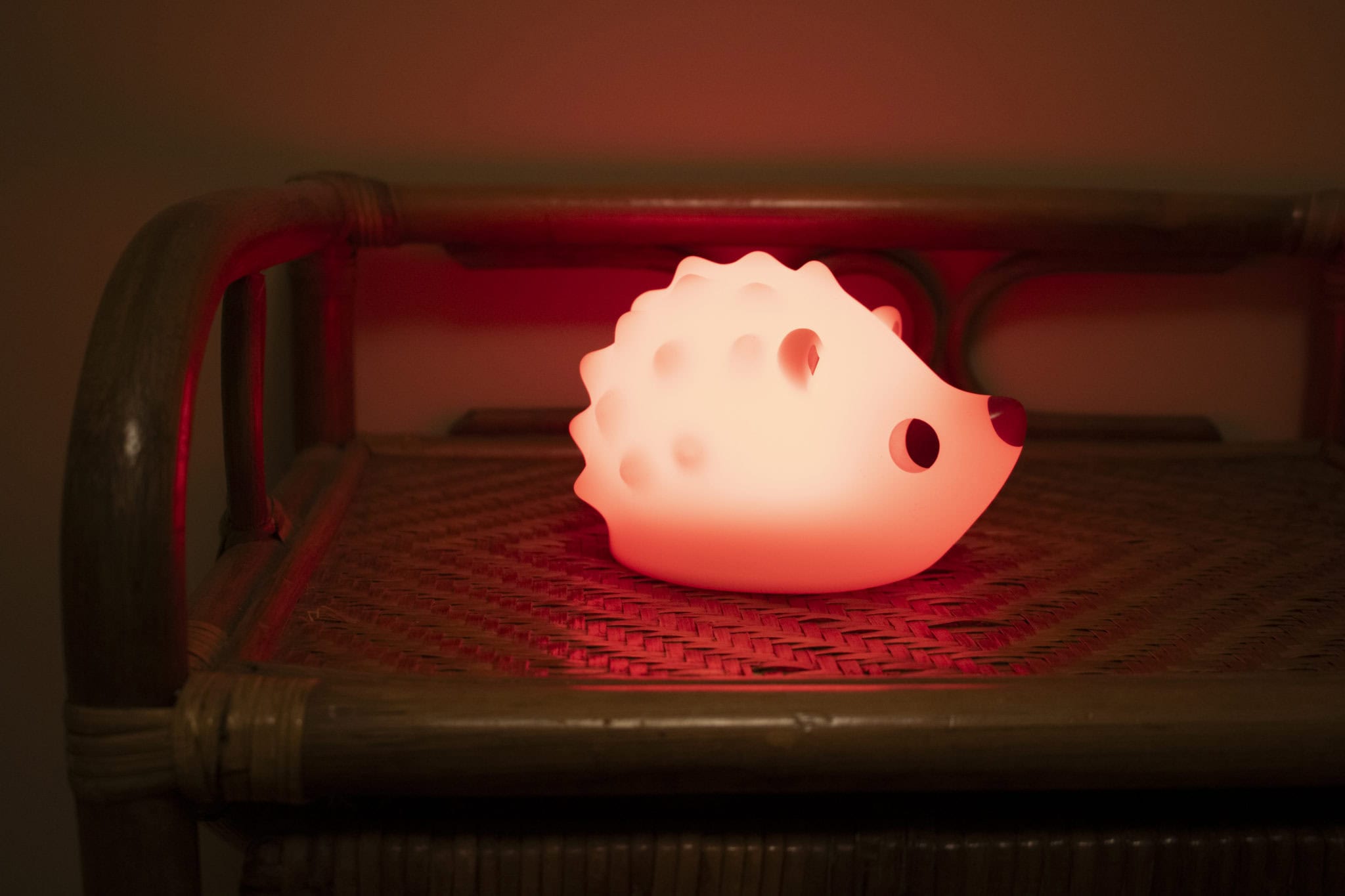 Siilikujuline laetav LED lamp lastetuppa vahetatava punase ja sooja valgusega