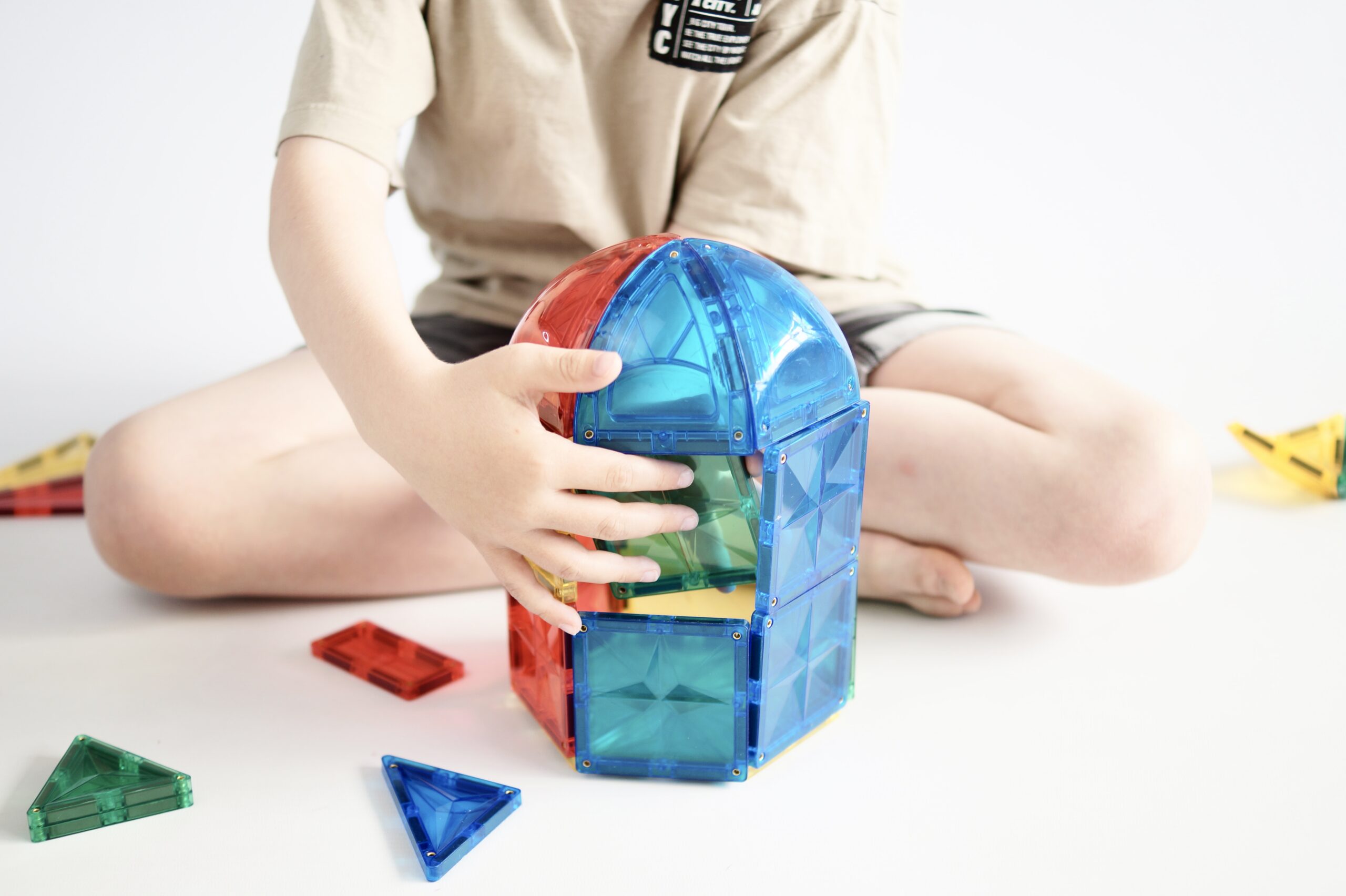 Cleverclixx Curved Dome Pack Intense 47 tk – kumerad kolmnurga kujuga magnetklotsid, mis ühilduvad Connetix ja teiste magnetklotsidega