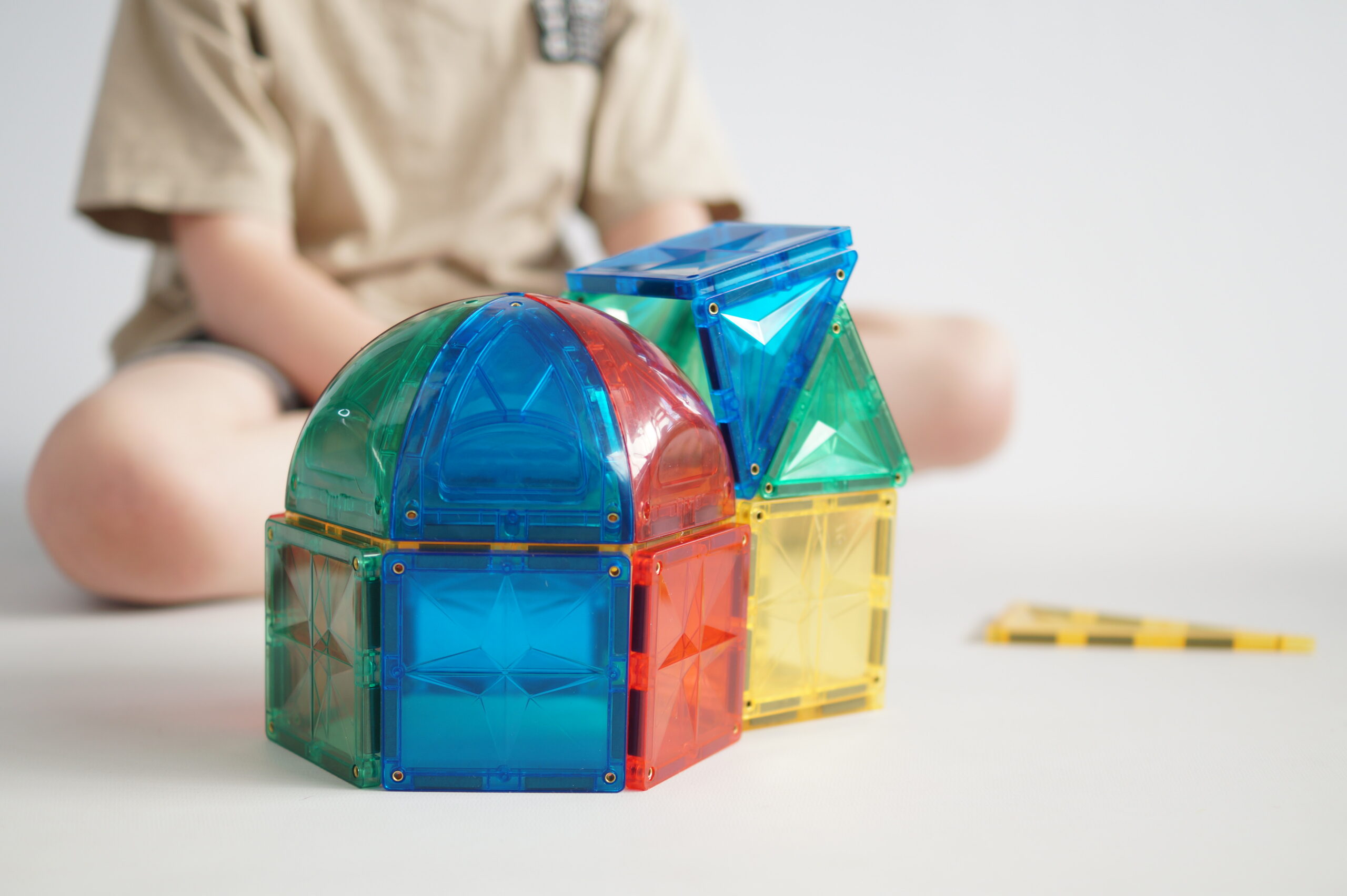 Cleverclixx Curved Dome Pack Intense 47 tk – kumerad kolmnurga kujuga magnetklotsid, mis ühilduvad Connetix ja teiste magnetklotsidega