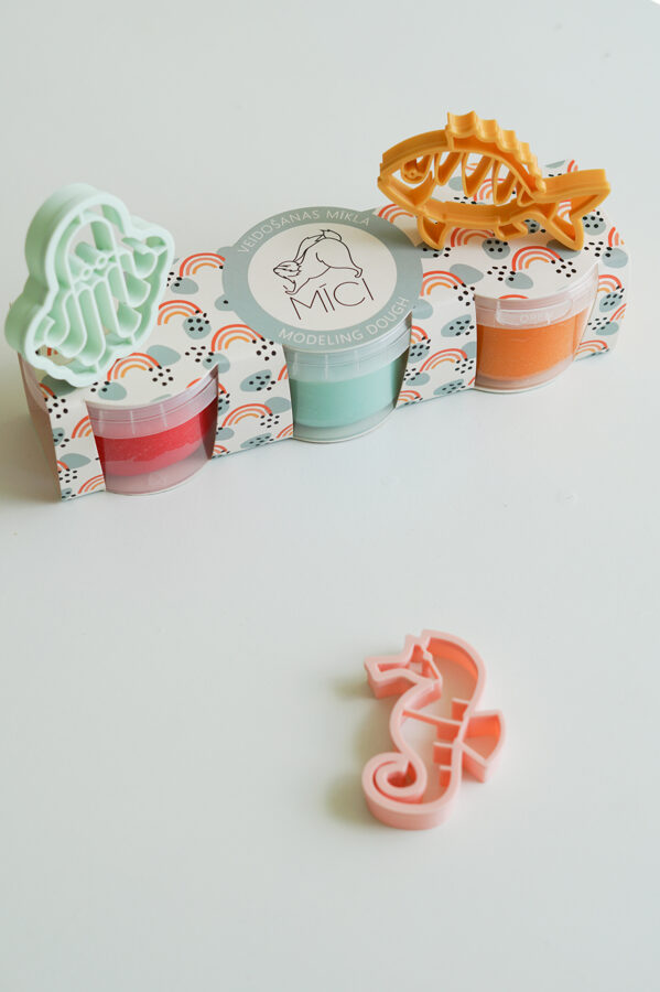 MĪCI kinkekomplekt veeloomad kalad kolme loodusliku plastiliini ja vormidega