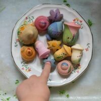 Grapat Flower Meadow 18-osaline värviliste puidust lillede komplekt vabamänguks